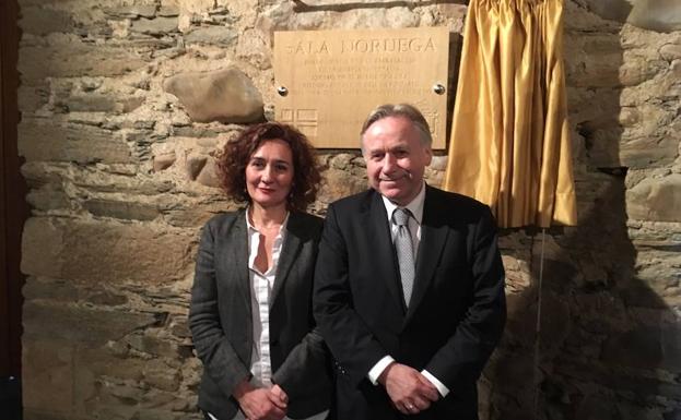 La alcaldesa y el embajador de Noruega inauguran la sala que lleva el nombre del país nórdico.