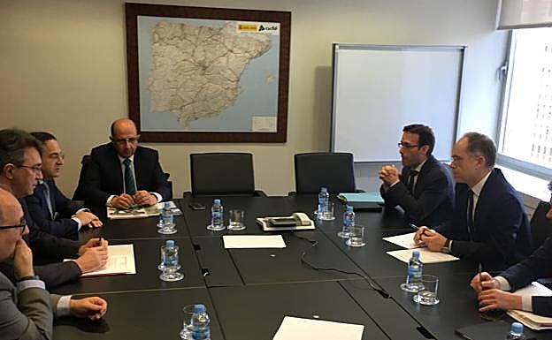 Imagen de la reunión con Adif.