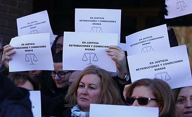 Los funcionarios del juzgado de Ponferrada, durante la protesta.