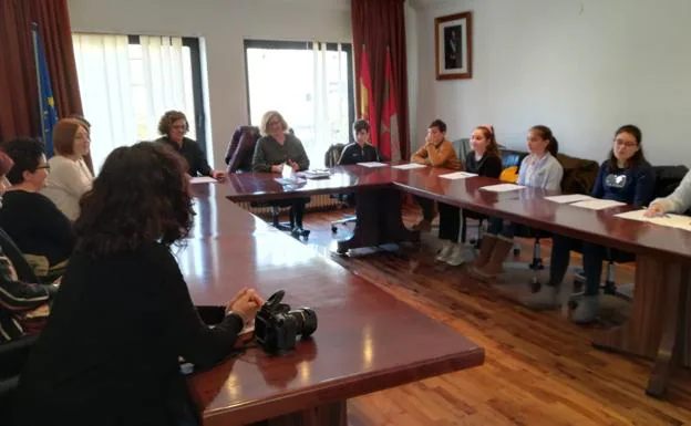 Imagen de la visita de los alumnos al Ayuntamiento de Fabero.