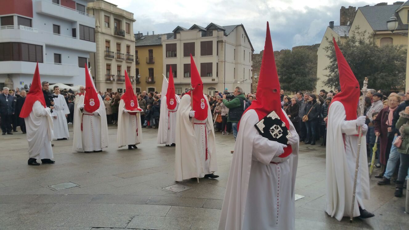 La Hermandad de Jesús Nazareno de Ponferrada arropa al preso liberado por su intercesión