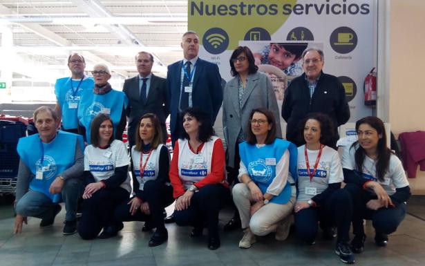 El director de Carrefour en Ponferrada, la teniente de alcalde y el presidente del BAS, junto a los voluntarios que participan en la campaña.