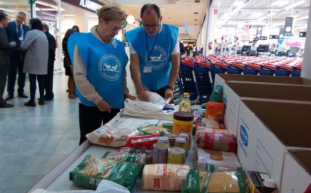 Voluntarios del Banco de Alimentos del Sil, en la mesa de recogida ubicada en Carrefour Ponferrada.