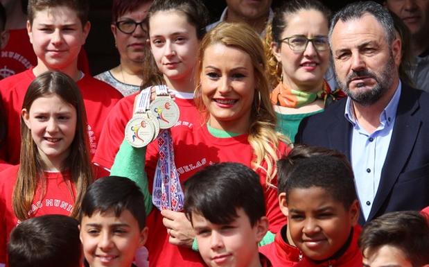 Recepción del Ayuntamiento de Camponaraya a la deportista Lydia Valentín tras conseguir su cuarto Campeonato de Europa de Halterofilia.