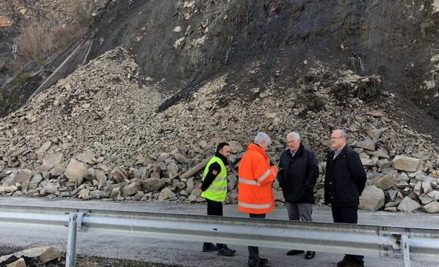 El delegado territorial y el jefe de servicio de Fomento, durante su visita a la zona afectada. 
