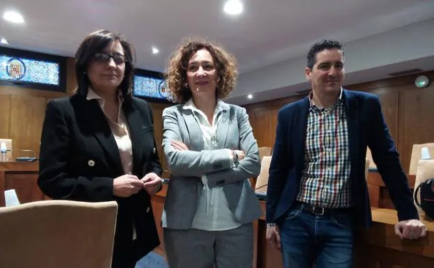 La alcaldesa de Ponferrada, Gloria Fernández Merayo, junto a los ediles de Medio Ambiente y Hacienda, Roberto Mendo y Amparo Vidal. 