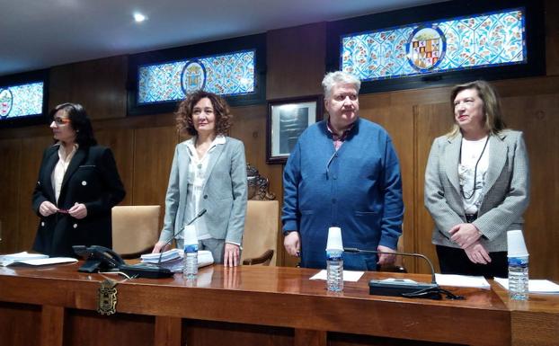 La alcaldesa de Ponferrada (2I) junto a miembros del equipo de gobierno, al inicio de la sesión. 