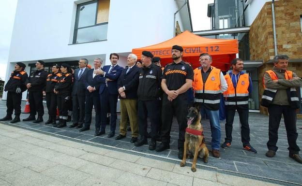 El consejero de Fomento y Medio Ambiente (C), junto a los componentes de la nueva Agrupación de Voluntarios de Protección Civil de Carracedelo.