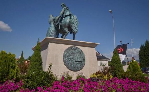 Estatua de homenaje a «El Señor de Bembibre» en la capital del Bierzo Alto.