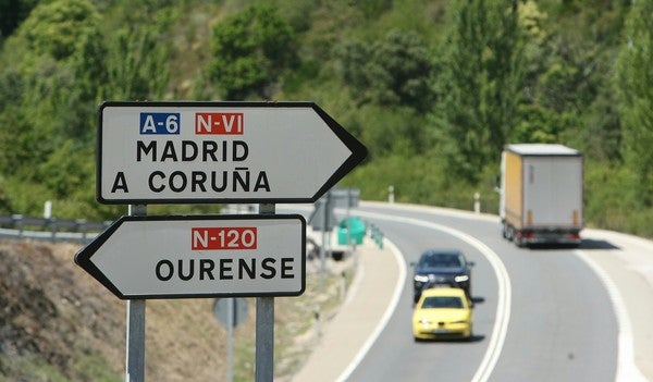 La carretera N-120 comunica Ponferrada con Orense.