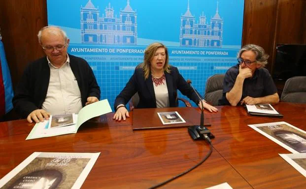 La edil de Cultura, María Antonia Gancedo, junto al administrador de la Real Fundación Hospital de la Reina, Antolín de Cela (I), y el representante de la Asociación Berciana de Artesanos y Artesanas (ABAA), Rogelio Pacios (D), durante la presentación de la muestra.