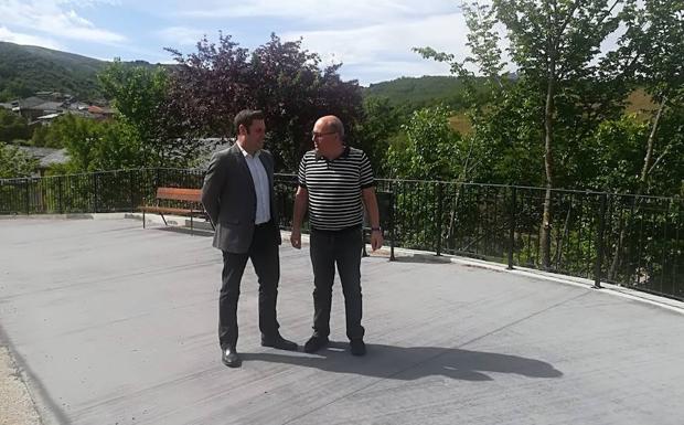 El concejal de Medio Rural del Ayuntamiento de Ponferrada, Iván Alonso, y el alcalde de barrio de la zona de Los Barrios, durante las inauguraciones.