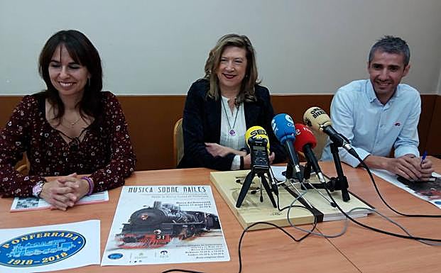La concejala de Cultura, María Antonia Gancedo, junto a los responsables de la Banda Municipal de Música Ciudad de Ponferrada, en la presentación del concierto.