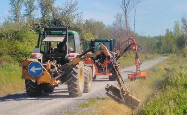 Imagen de los dos tractores del Ayuntamiento de Carracedelo desbrozando las cunetas.