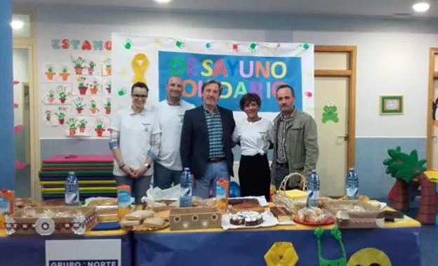 El concejal de Bienestar Social, Pedro Muñoz, (C), durante la celebración de la pasada edición del 'Desayuno Solidario'.