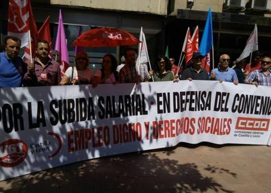 Imagen secundaria 1 - Los sindicatos reclaman en Ponferrada una subida salarial «justa»