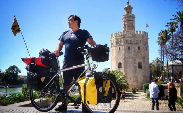 Néstor Yuguero en el inicio de su viaje desde Sevilla.