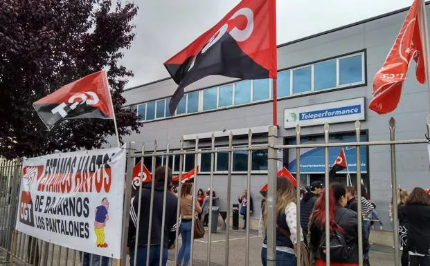 Trabajadores de Teleperformance durante la protesta de este lunes.