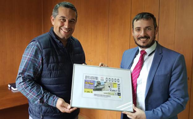 El alcalde de Cabañas (I) recibe una lámina enmarcada del cupón.