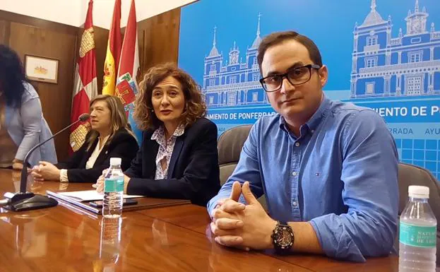 El nuevo concejal del PP en el Ayuntamiento de Ponferrada, Álvaro Rajo, junto a la alcaldesa, Gloria Merayo, y la concejala de Cultura, María Antonia Gancedo, en su presentación.