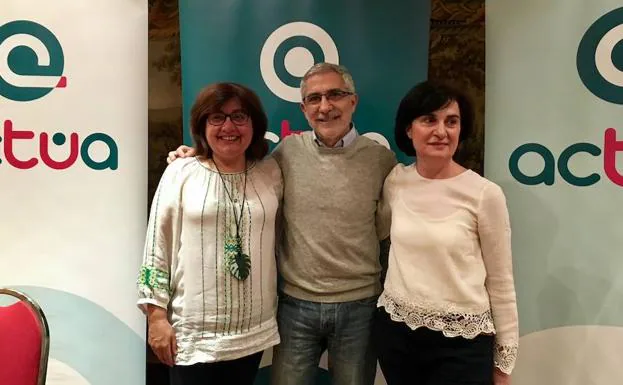 Montserrat Muñoz, Gaspar Llamazares y Adelina Rodríguez, minutos antes de la presentación de Actúa.