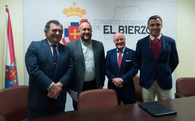 El presidente del Consejo Comarcal del Bierzo, Gerardo Álvarez Courel, junto a lso representantes del Club Financiero y Social del Bierzo. 