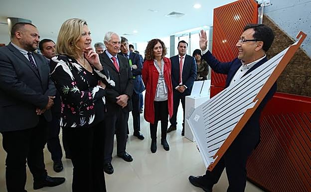 La consejera de Economía y Hacienda, Pilar del Olmo (2I), junto al consejero delegado de la empresa Stac en Toral de los Vados (León), Carlos Vega (D), durante su visita las instalaciones.