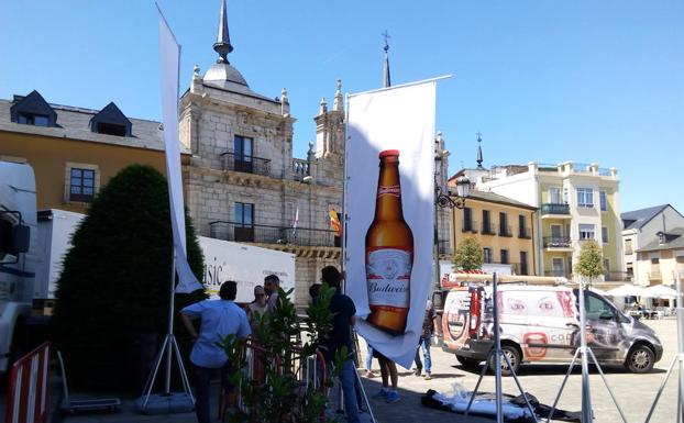 Trabajos de instalación en la Plaza del Ayuntamiento de la pantalla gigante para seguir el partido de España con Portugal en el Mundial.