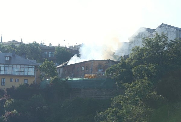 Fotos: Incendio de una casa en ruina en el casco histórico de Ponferrada