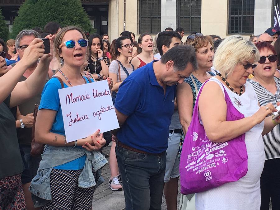 Fotos: Concentración en Ponferrada en contra de la puesta en libertad de la Manada