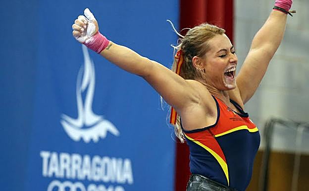 a haltera Lidia Valentín celebra su victoria. 
