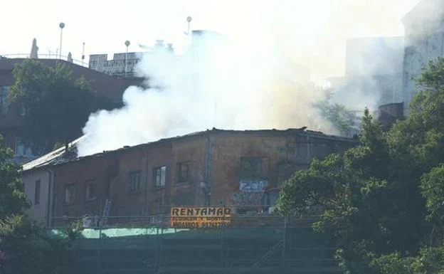 Imagen del incendio que afectó a las tres viviendas.