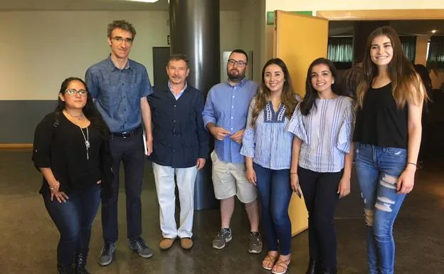 Imagen de algunos de los estudiantes junto al vicerrector del Campus, el coordinador del programa y el vicepresidente de la ARMH.