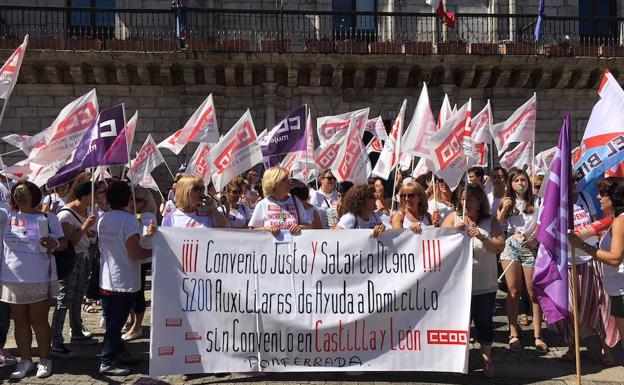 Las trabajadoras se han concentrado en la plaza del Ayuntamiento de Ponferrada en su jornada de huelga.