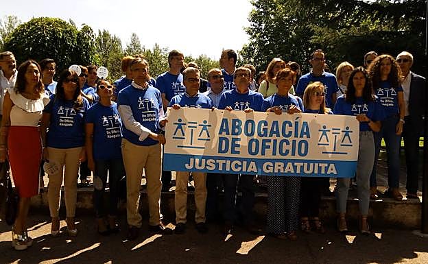 Concentración de apoyo en Ponferrada a los abogados del Turno de Oficio.