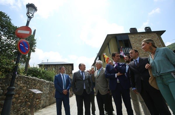 Fotos: El consejero de Medio Ambiente inaugura en Molinaseca los sensores en farolas y contenedores para la eficiencia de servicios