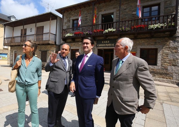 Fotos: El consejero de Medio Ambiente inaugura en Molinaseca los sensores en farolas y contenedores para la eficiencia de servicios