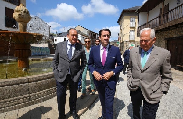 Fotos: El consejero de Medio Ambiente inaugura en Molinaseca los sensores en farolas y contenedores para la eficiencia de servicios