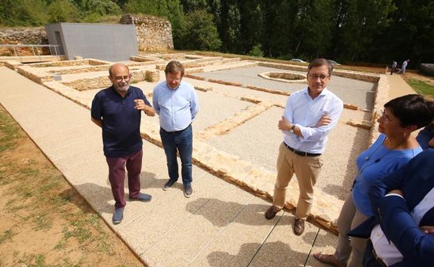 El director general de Patrimonio Cultural, Enrique Saiz (2D), durante la presentación de la restauración y puesta en valor de la Domus romana de Pedreiras del Lago en Lago de Carucedo. 