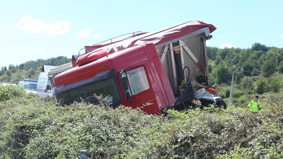 Fotos: Colisión de dos camiones en la A-6 en Almázcara