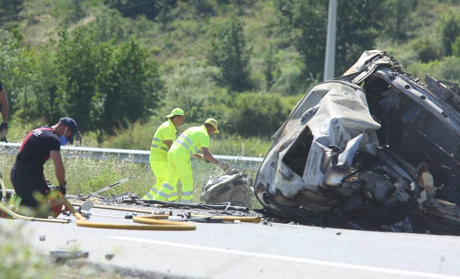Fotos: Colisión de dos camiones en la A-6 en Almázcara