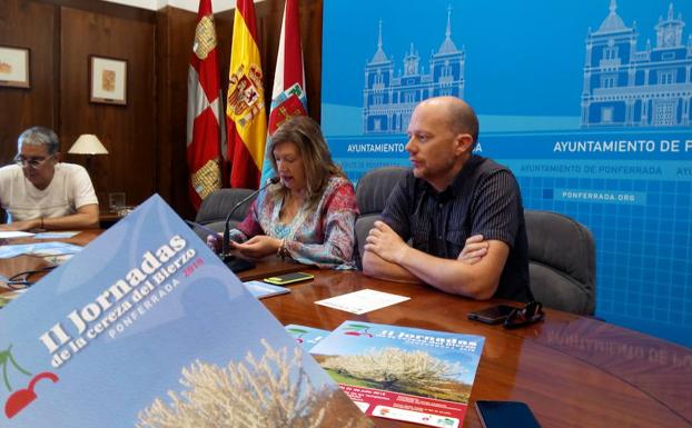 La concejala de Cultura, María Antonia Gancedo, y el director técnico de los consejos reguladores, Pablo Linares, durante la presentación de la II Feria de la Cereza del Bierzo. 