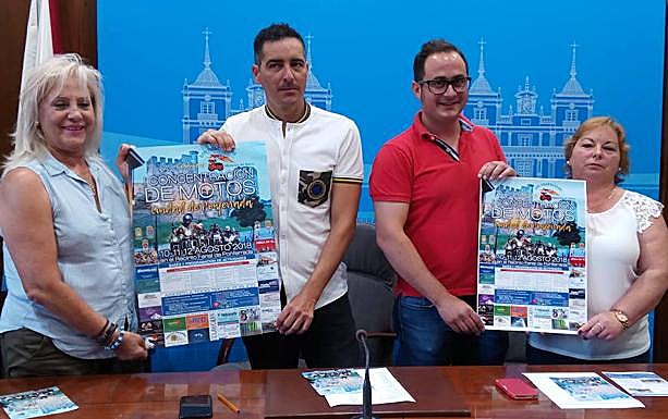 Los concejales Roberto Mendo y Álvaro Rajo junto a las representantes del motoclub 'Los Despeinaos', en la presentación. 