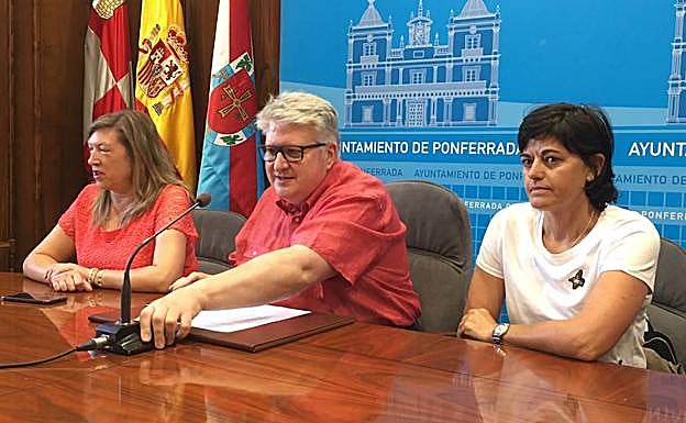 La edil de Turismo, el primer teniente de alcalde y la pedánea de Peñalba, durante su comparecencia.