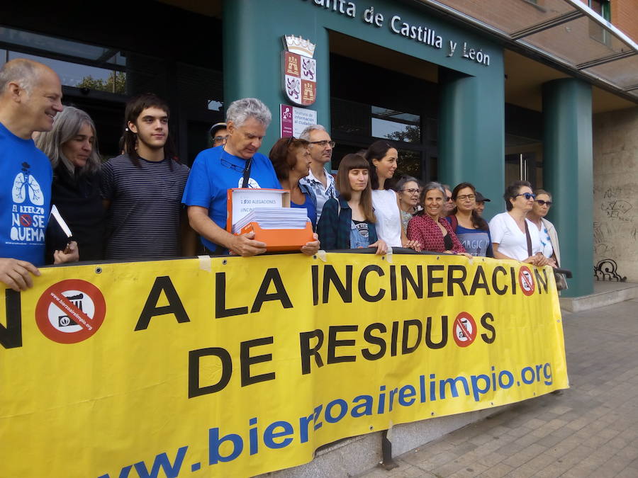 Fotos: Bierzo Aire Limpio presenta 1.500 alegaciones contra la incineración de neumáticos en Cosmos