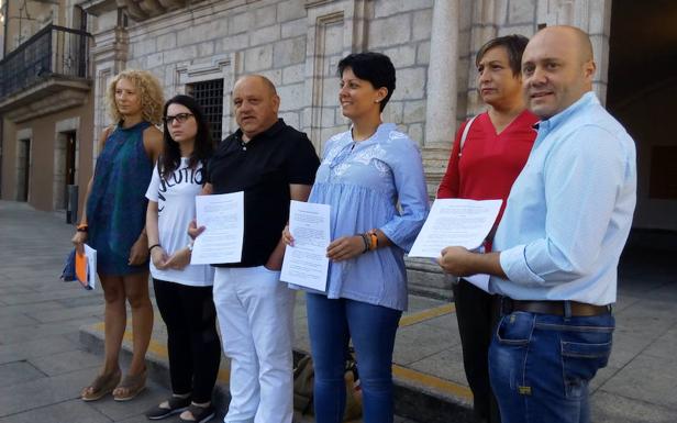 Concejales del PSOE, Cs y PeC a las puertas del Ayuntamiento instantes ante de registrar la petición de un pleno extraordinario por la Operación Enredadera.