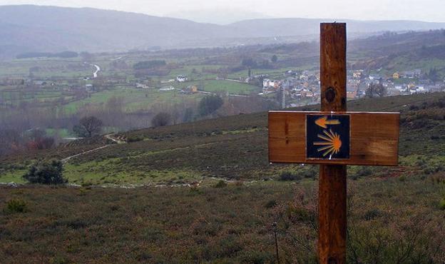 Señalización del 'Camino olvidado', que discurre en su tramo por el Bierzo Alto.