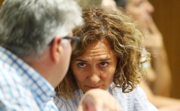 Merayo conversa con el portavoz municipal del PP, Ricardo Miranda, durante el pleno. 