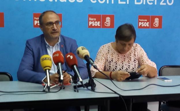 El secretario general del PSOE de Ponferrada, Olegario Ramón, junto a la secretaria de Organización, Carmen Morán, en su comparecencia.