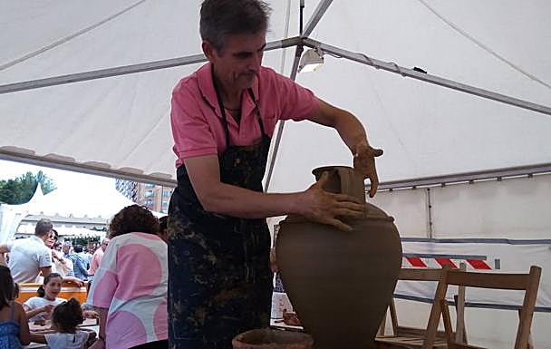 Uno de los ceramistas participantes en la XXXVII Feria de Cerámica de Ponferrada.